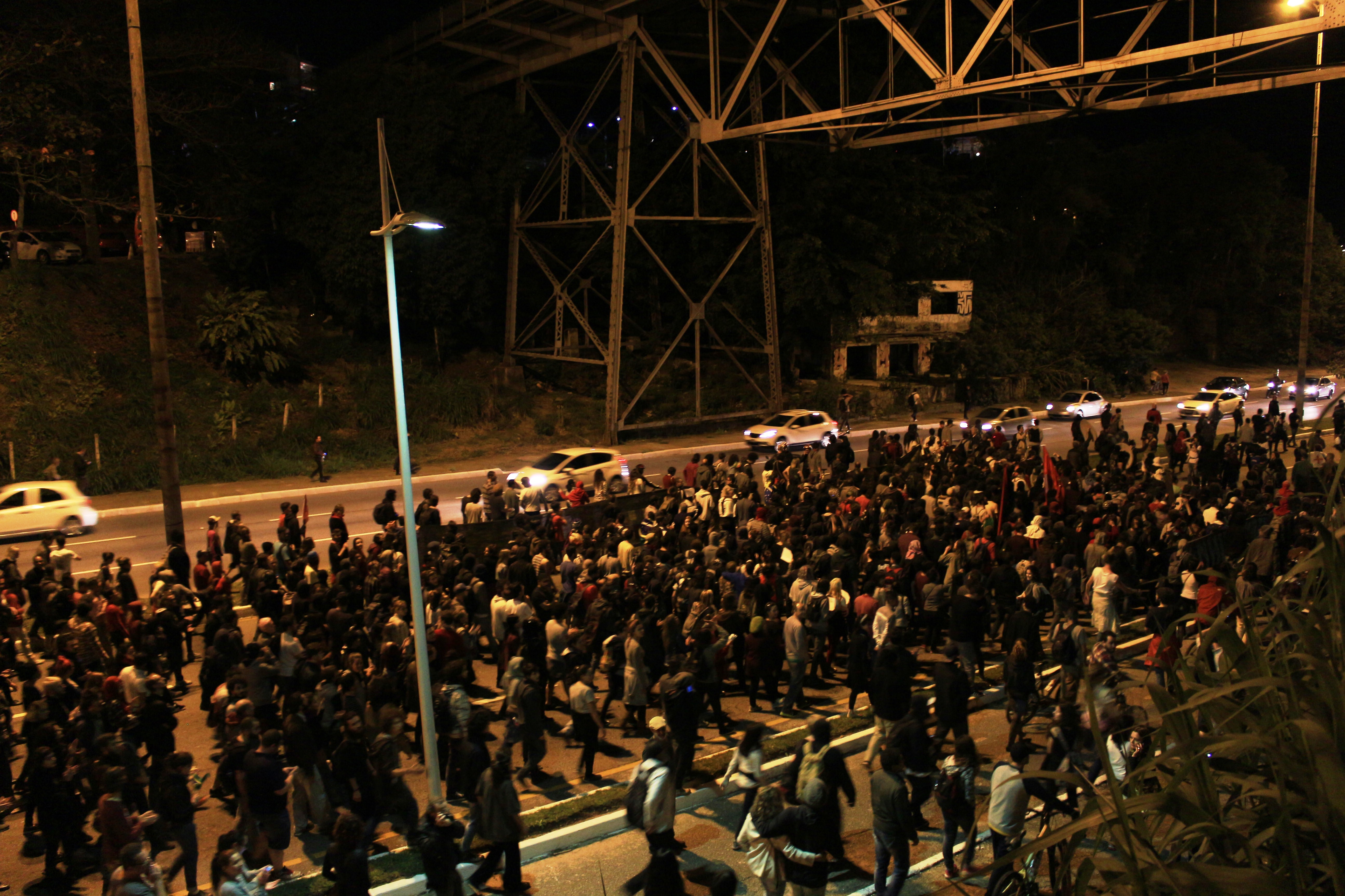 Foram alguns quilômetros de passeata até a chegada na cabeceira da ponte/Foto: Cristina Gallo