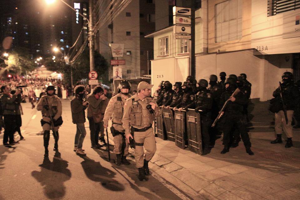 Ato da última sexta-feira foi marcado por violência policial/ Foto: Catarinas