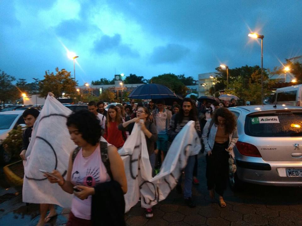 Movimento Udesc ocupada pela democracia percorre a universidade. Foto: Mauricio de Conti Carvalho