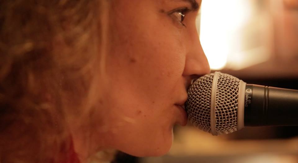 Renata cantou "Uma música para qualquer lugar", parceria com Clara Baccarin/Foto: Catarinas