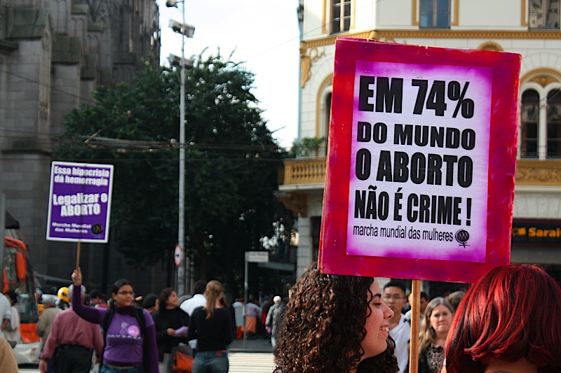 O aborto é tratado como uma questão de saúde pública na maioria dos países/Foto Marcha das Mulheres