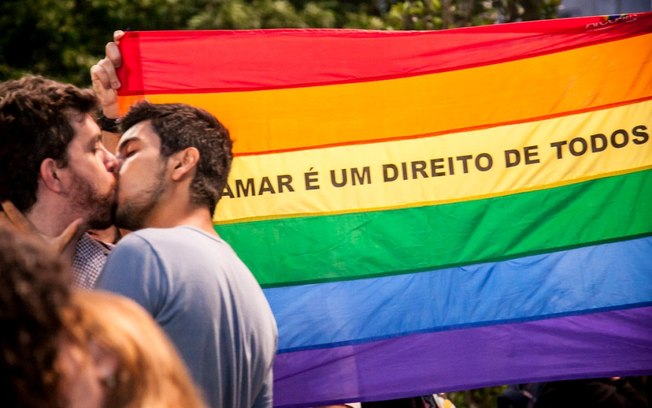 Casal Gay Agredido E Perseguido Por Integrantes De Escola De Samba Ap S Se Beijar Portal