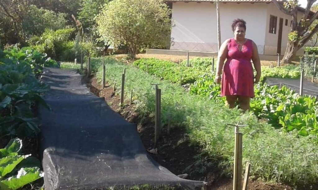 Geovana Castelo Branco mostra quintal produtivo, ação das mulheres para construção das feiras agroecológicas. 