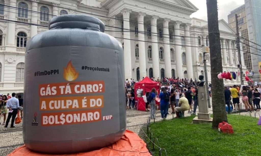 8_de_março_no_Brasil_um_giro_pelas_manifestações_em_2022_Curitiba