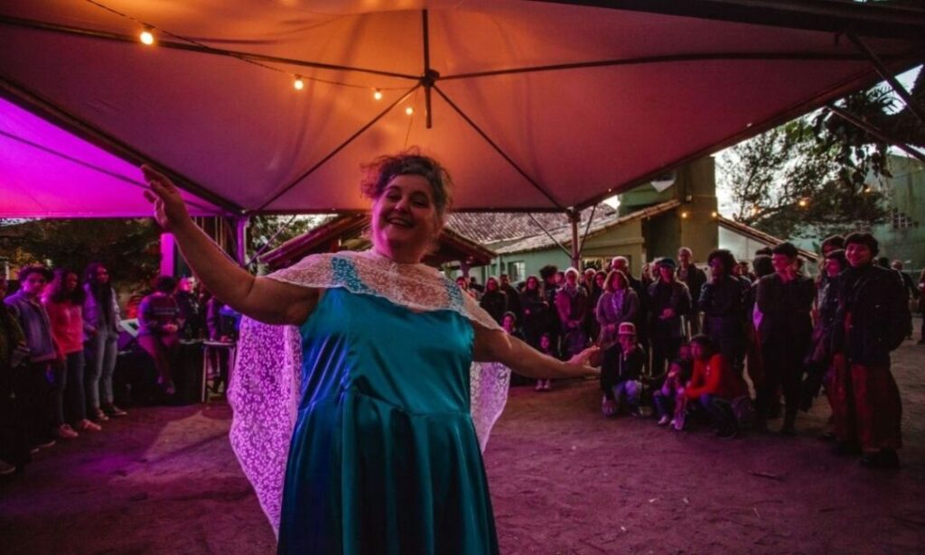 Mulher Arista Resiste faz apresentações abertas ao publico após imersão