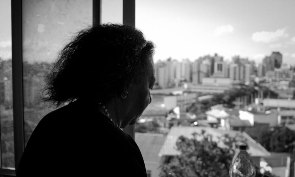 Dona Uda na janela de sua casa, no Monte Serrat. 