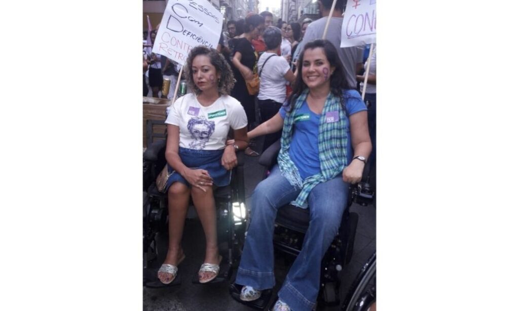 Mulher com deficiência em luta na Marcha 8M. 