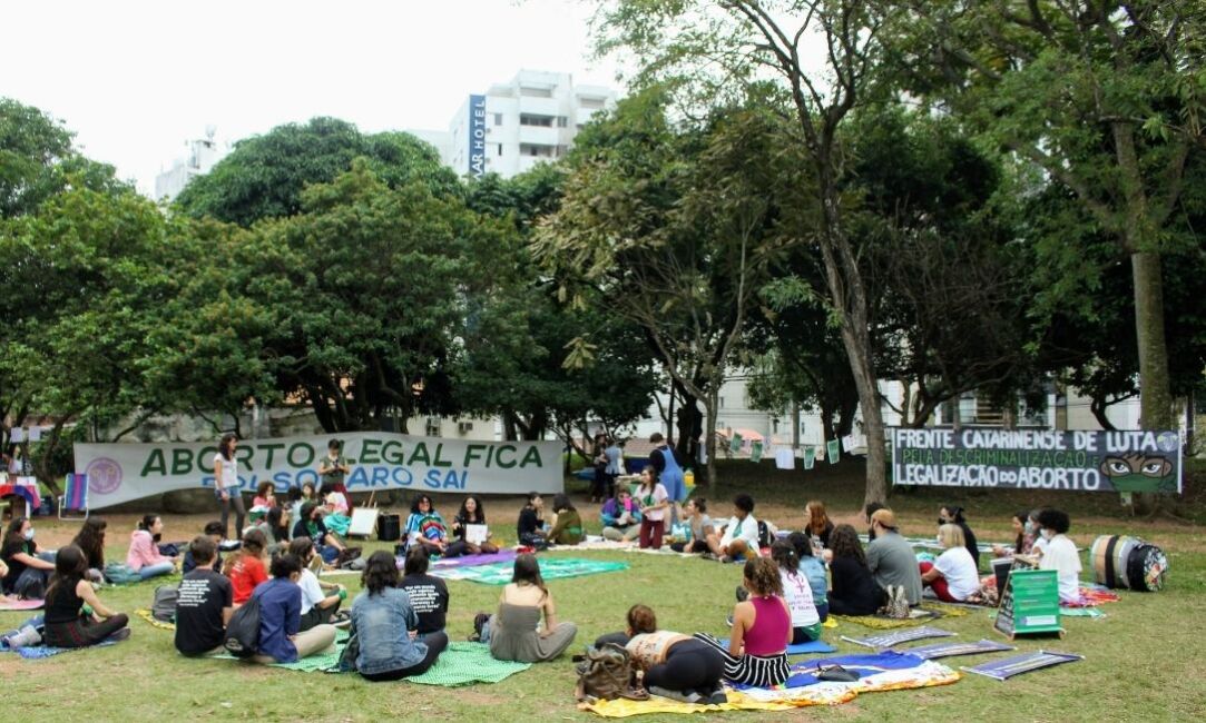 Justiça reprodutiva, autonomia e autoconhecimento são temas de encontro feminista sobre aborto em Florianópolis.