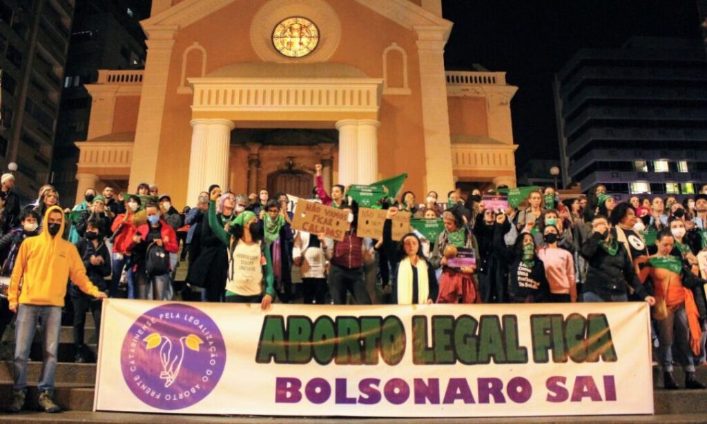 Manifestantes exigem garantia do aborto legal à menina de onze anos, em Florianópolis.