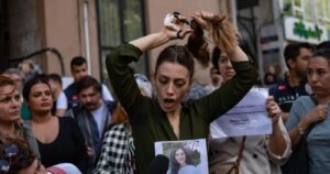 A_minha_escolha_entre_a_força_de_viver_ou_a_fraqueza_de_definhar_aos_poucos_protestos_mulheres_Irã