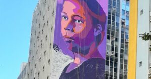 ​Pintura artística de Antonieta de Barros em mural em prédio em Florianópolis