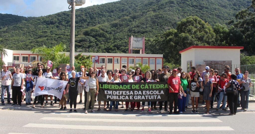 Grupo de pais e mães ameaça orientadora educacional em Florianópolis