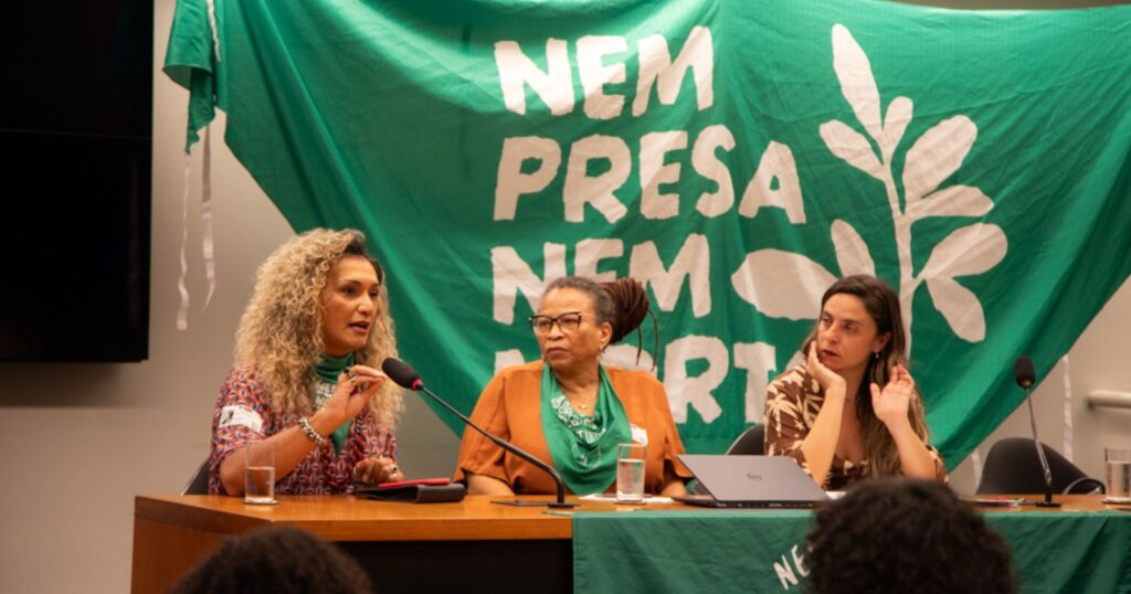 Movimentos_feministas_levam_maré_verde_para_dentro_do_Congresso_Nacional_