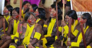 Mulheres_indígenas_marcham_em_Brasília_em_defesa_das_raízes_ancestrais