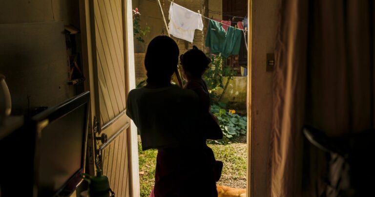 A-ONG-EVAPOROU-Aos-13-anos-ela-foi-obrigada-a-ter-um-filho-do-estuprador-e-foi-deixada-para-trás-pela-rede-pró-vida-que-prometeu-ajuda